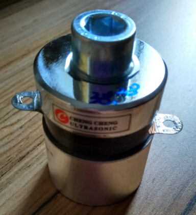 AB-Kleber, der die Ultraschallreinigungs-Wandler auf dem Metallbehälter haftet